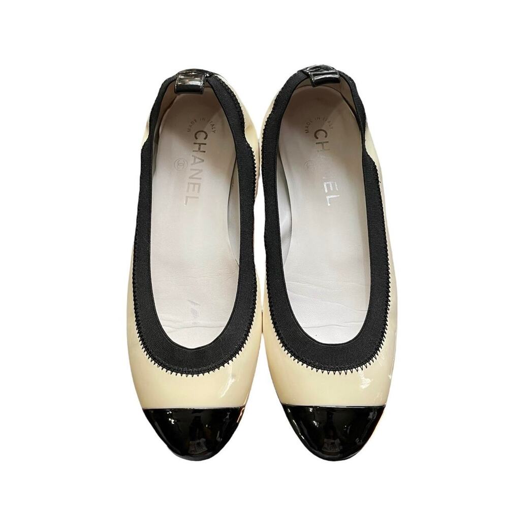 Chanel 100% authentic two-tone cap-toe patent leather scrunch ballet flat Sz 37